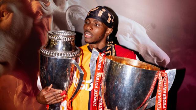 Victor Osimhen'in uçağının yanında Galatasaray'a bir transfer müjdesi daha!