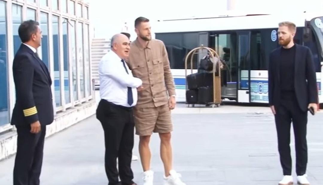 İmzalar atıldı! Fenerbahçe de bir uçak daha indi ve Skriniar İstanbul a geldi 2