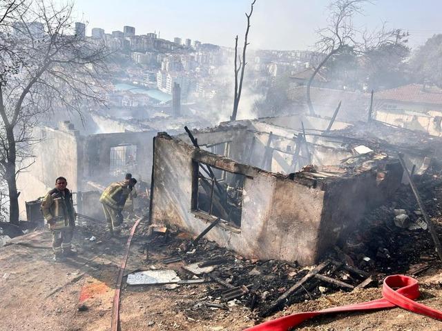 Ankara'da korkutan yangın! Gecekondulara sıçradı