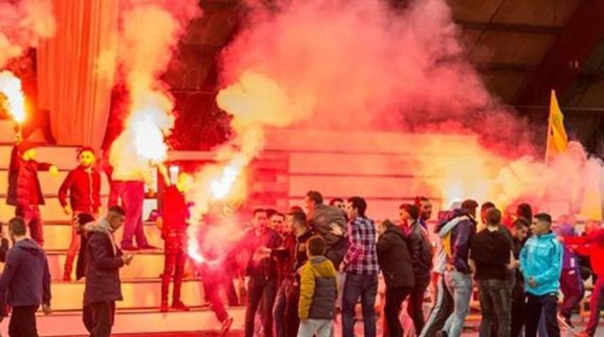 Fenerbahçeliler salonu yaktı