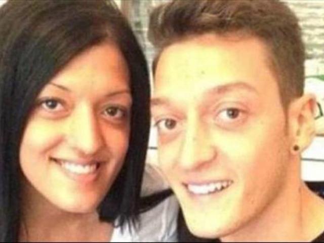 Mesut Özil'in kız kardeşi tıpatıp aynısı