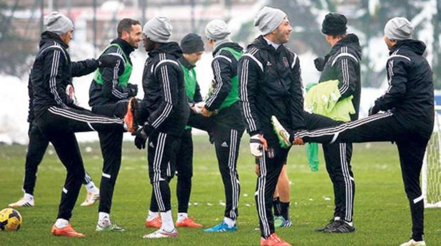 Beşiktaş u&ccedil;aktan inip idmana &ccedil;ıktı