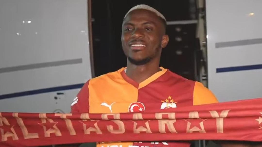 Osimhen İstanbul'a indi, sosyal medyada ortalık karıştı! Sahip &ccedil;ıkan da var, maaşını eleştiren de...