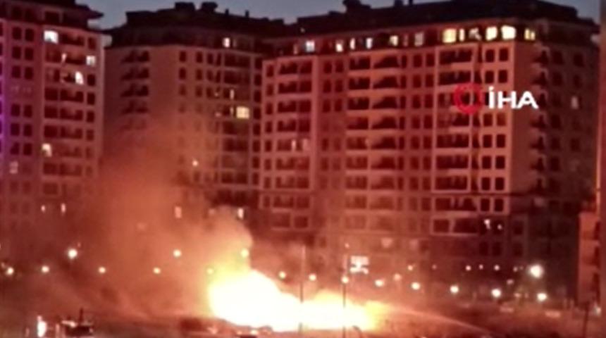 Beylikdüzü'nde site önündeki otluk alanda yangın çıktı