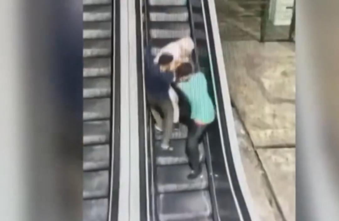 1200xauto Taksim'de gasp dehşeti! Metroya inen yaşlı adamı boğazlayıp cep telefonunu ve banka kartlarını çaldılar