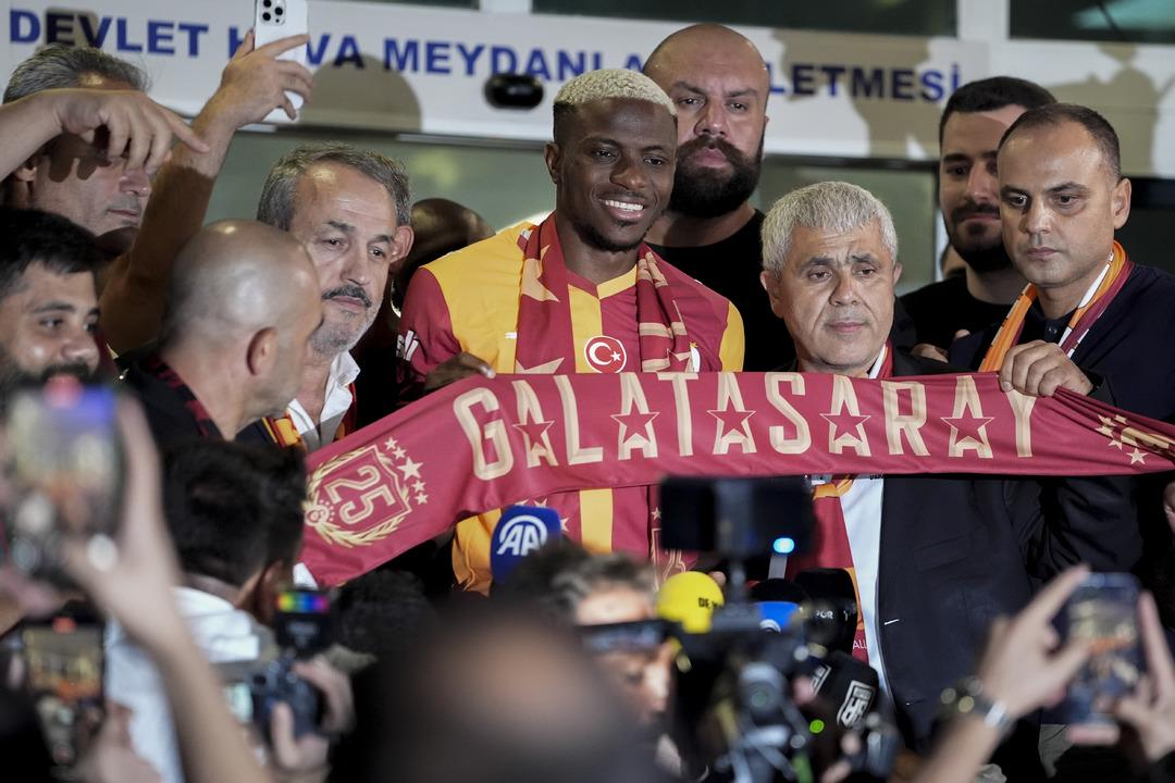 Victor Osimhen, İstanbul a geldi! Galatasaray taraftarının sevgilisi Osimhen canlı yayında rekor kırdı 1