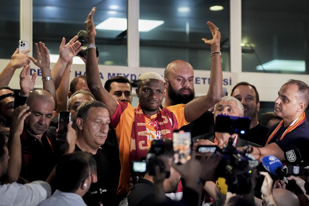 Victor Osimhen, İstanbul a geldi! Galatasaray taraftarının sevgilisi Osimhen canlı yayında rekor kırdı 2