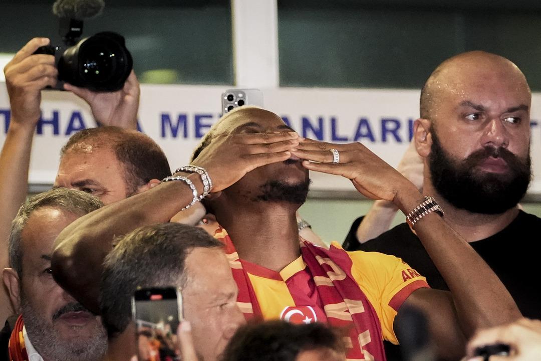 Victor Osimhen, İstanbul a geldi! Galatasaray taraftarının sevgilisi Osimhen canlı yayında rekor kırdı 3