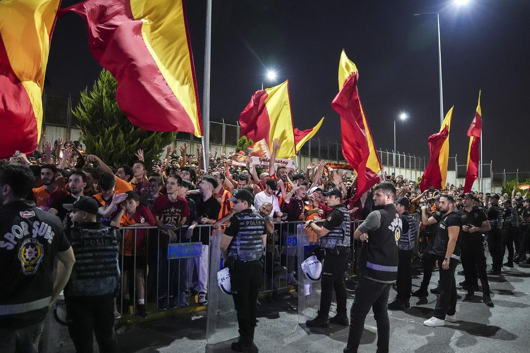 Victor Osimhen, İstanbul a geldi! Galatasaray taraftarının sevgilisi Osimhen canlı yayında rekor kırdı 4