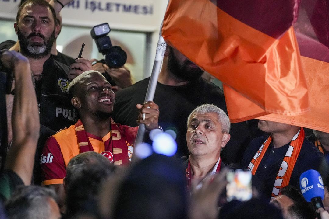 Victor Osimhen, İstanbul a geldi! Galatasaray taraftarının sevgilisi Osimhen canlı yayında rekor kırdı 6