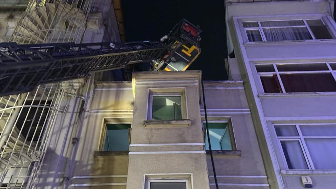 Beyoğlu nda eğlence mekanının çatısında çıkan yangın söndürüldü 1