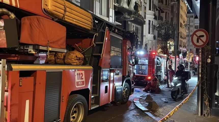 Beyoğlu'nda eğlence mekanının çatısında çıkan yangın söndürüldü