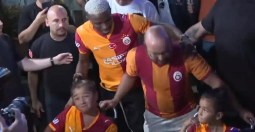 Galatasaray ın yeni transferi Victor Osimhen gelir gelmez yapacağını yaptı! Herkes o anları konuşuyor... Onları görünce arabasını durdurdu, gönülleri fethetti 1