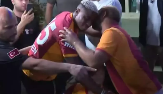 Galatasaray'ın yeni transferi Victor Osimhen gelir gelmez yapacağını yaptı! Herkes o anları konuşuyor... Onları görünce arabasını durdurdu, gönülleri fethetti