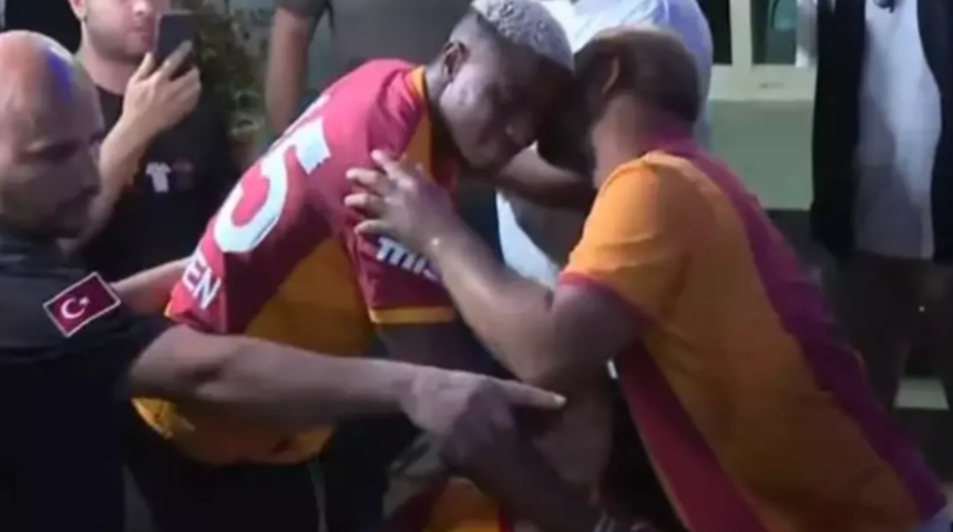 Galatasaray'ın yeni transferi Victor Osimhen gelir gelmez yapacağını yaptı! Herkes o anları konuşuyor... Onları görünce arabasını durdurdu, gönülleri fethetti