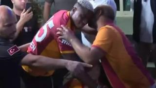 Galatasaray'ın yeni transferi Victor Osimhen gelir gelmez yapacağını yaptı! Herkes o anları konuşuyor... Onları görünce arabasını durdurdu, gönülleri fethetti