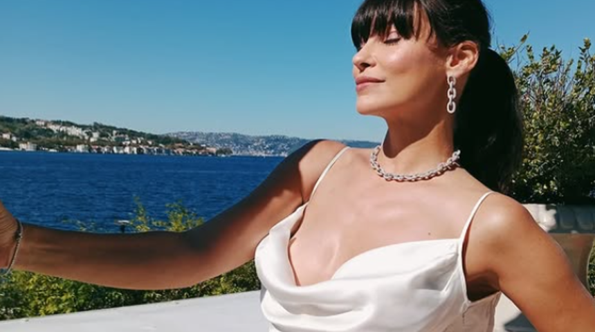 Kızılcık Şerbeti'nin Alev'i Müjde Uzman bikinili pozlarıyla mest etti! Peş peşe paylaştı