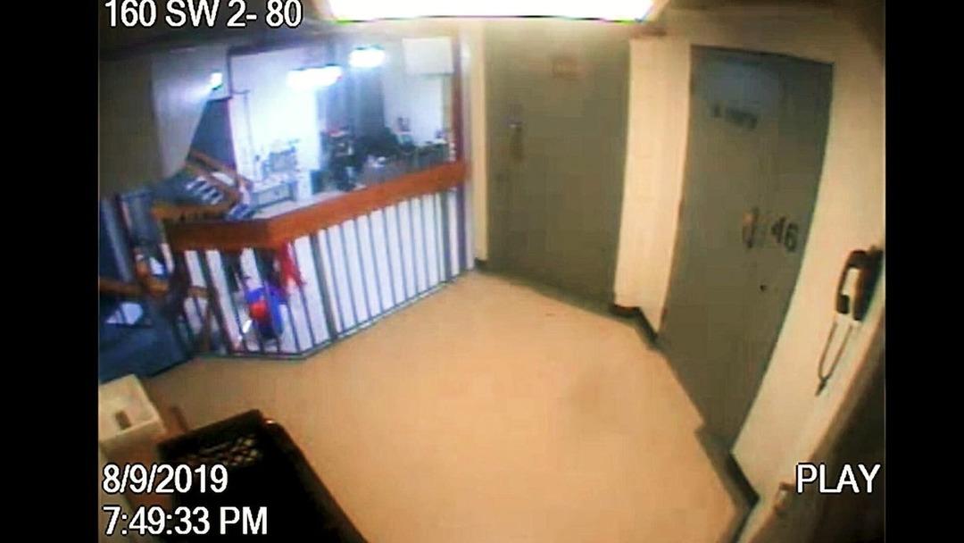 Pedofili iş insanı Epstein ın hapishane videosundaki turuncu cisim tartışma yarattı 3