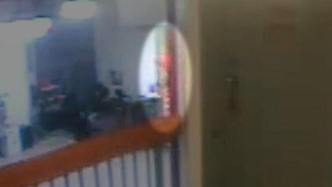 Pedofili iş insanı Epstein ın hapishane videosundaki turuncu cisim tartışma yarattı 2