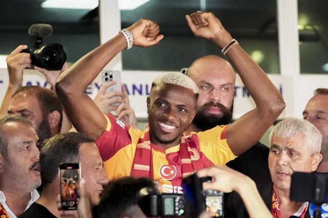 Galatasaray Osimhen'i İstanbul'a indirdi, dünya basını şaşkına döndü: "Galatasaray'dan tarihi transfer... Şoke edici anlaşma"