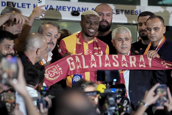 Galatasaray Osimhen'i İstanbul'a indirdi, dünya basını şaşkına döndü: "Galatasaray'dan tarihi transfer... Şoke edici anlaşma" G2