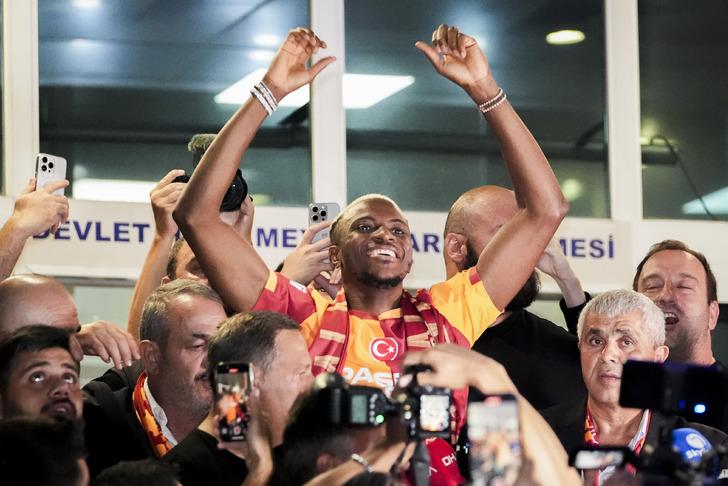 Galatasaray Osimhen'i İstanbul'a indirdi, dünya basını şaşkına döndü: "Galatasaray'dan tarihi transfer... Şoke edici anlaşma" G3