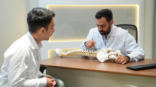 Yeni nesil bel fıtığı ameliyatı: 1 santimlik kesiyle yürüyerek taburcu! Bel fıtığında endoskopik cerrahiyle ağrısız hızlı iyileşme...