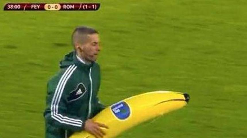 Gervinho'ya plastik muz attılar