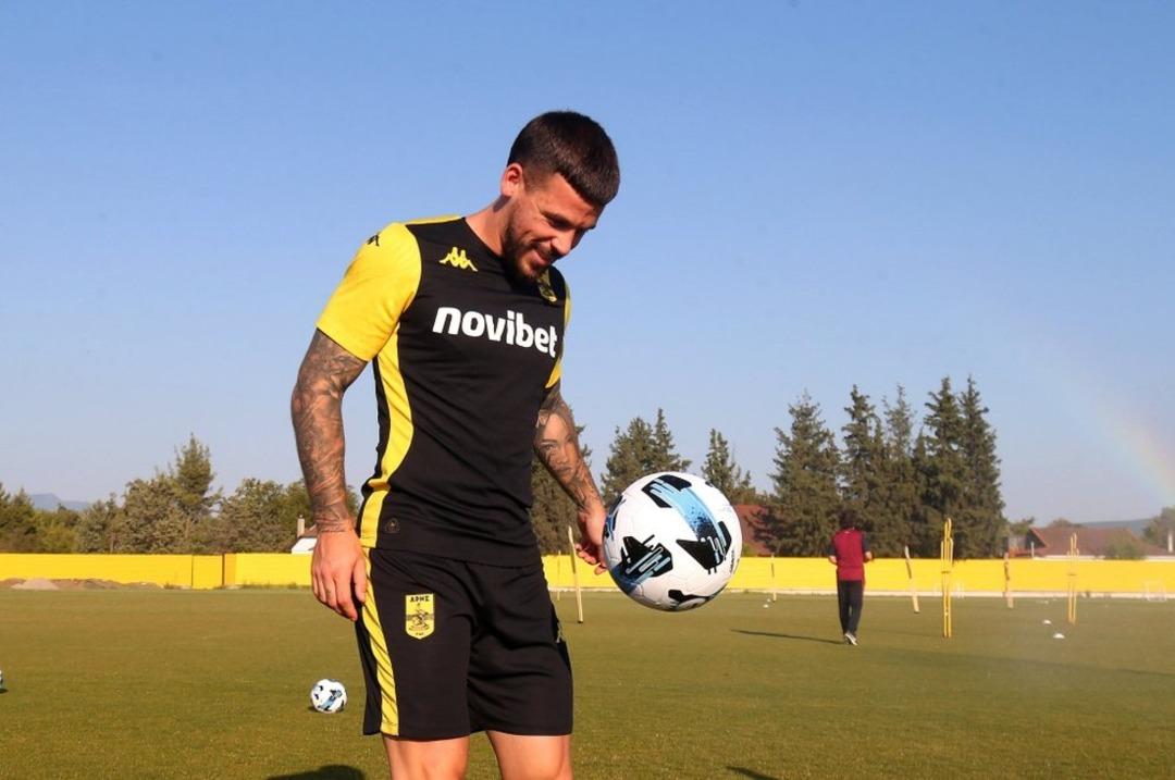 İspanyol futbolcu Carles Perez korkutan bir kaza geçirdi! Yıldız ismin cinsel organını köpek ısırdı... Konferans Ligi nde forma giyemeyecek 1