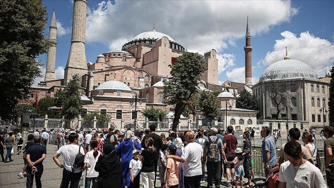 Bakan Ersoy rekoru duyurdu: Turizm gelirinde zirve!  2