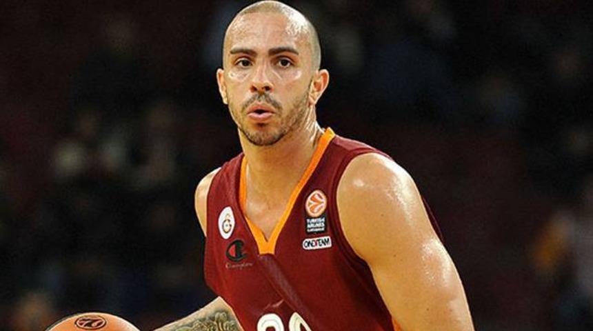 Carlos Arroyo fena bombaladı