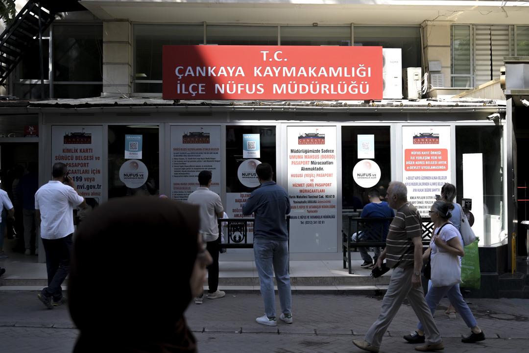 20 bin liradan kaçış kuyruğu! Nüfus müdürlüğünün önünde yoğunluk sokaklara taştı 4