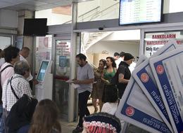 20 bin liradan kaçış kuyruğu! Nüfus müdürlüğünün önünde yoğunluk sokaklara taştı