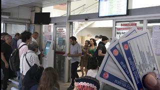 20 bin liradan kaçış kuyruğu! Nüfus müdürlüğünün önünde yoğunluk sokaklara taştı