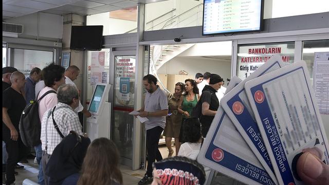 20 bin liradan kaçış kuyruğu! Nüfus müdürlüğünün önünde yoğunluk sokaklara taştı