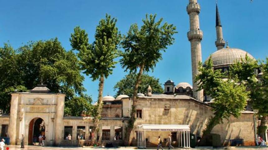 Fenerbahçe ve Galatasaray'dan derbi namazı