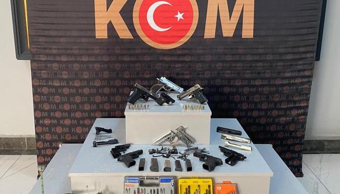 20760080-700x400 Uşak’ta çok sayıda ruhsatsız silah ele geçirildi