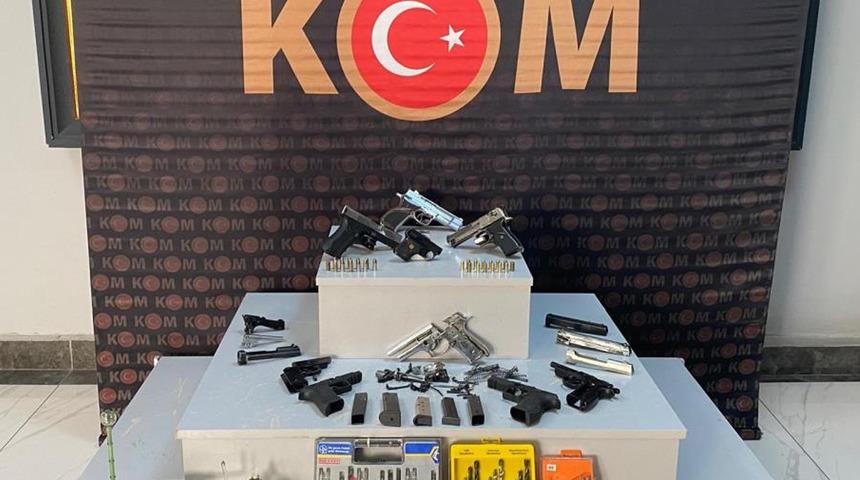 Uşak’ta çok sayıda ruhsatsız silah ele geçirildi
