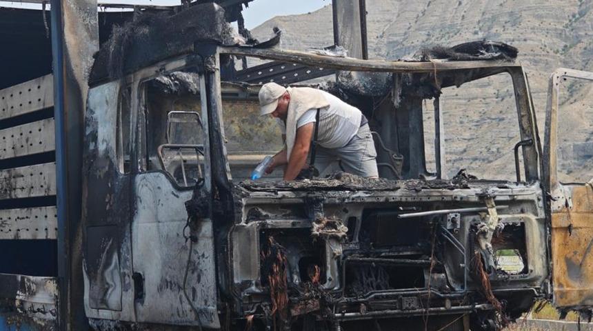 Erzurum-Artvin yolunda tır alev alev yandı