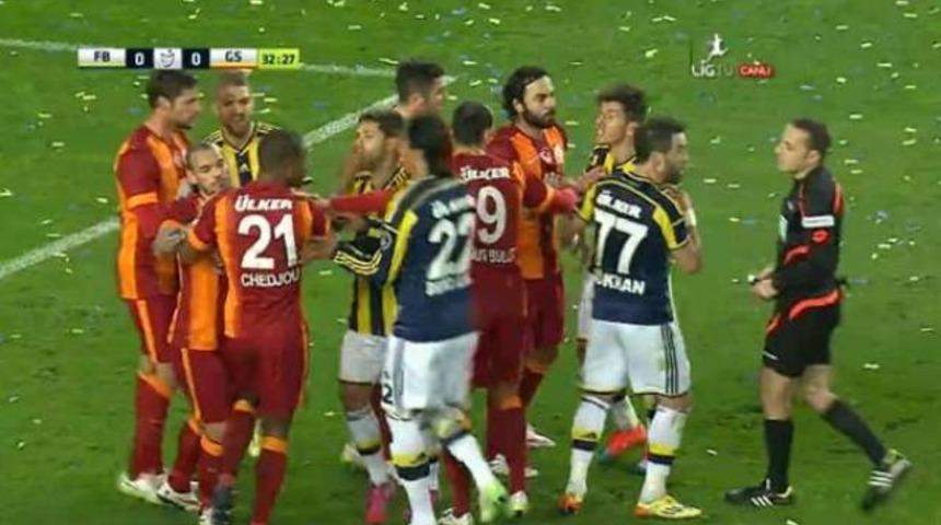 Fenerbah&ccedil;e-Galatasaray derbisinde gergin anlar