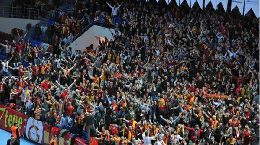 Galatasaray taraftarlarından Emre'ye k&uuml;f&uuml;r