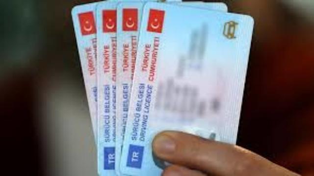 Sürücüler dikkat! Eski tip ehliyetleri yenilemede süre uzatıldı! Bakan Yerlikaya Son kez uzatıldı dedi, tarihi duyurdu