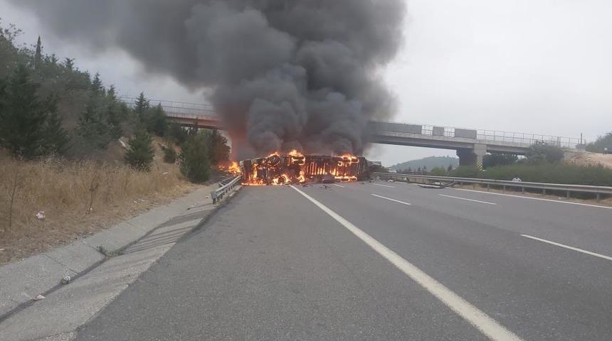 Tarsus'ta kaza yapan elyaf yüklü tır alev alev yandı