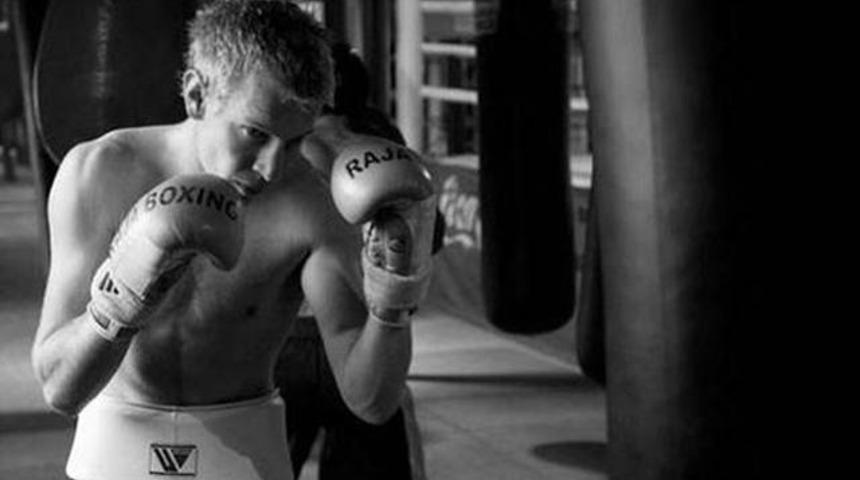 Gen&ccedil; boks&ouml;r hayata havlu attı