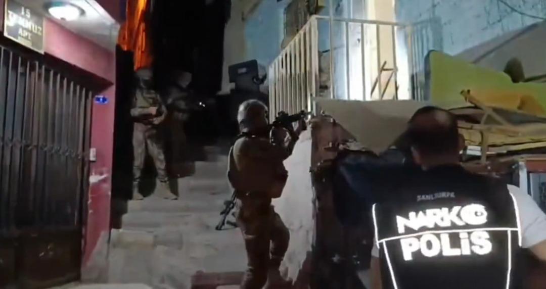 Son 10 gündür devam ediyordu: 1000 e yakın gözaltı! 70 ilde dev operasyonda ele geçirilenler dikkat çekti 1