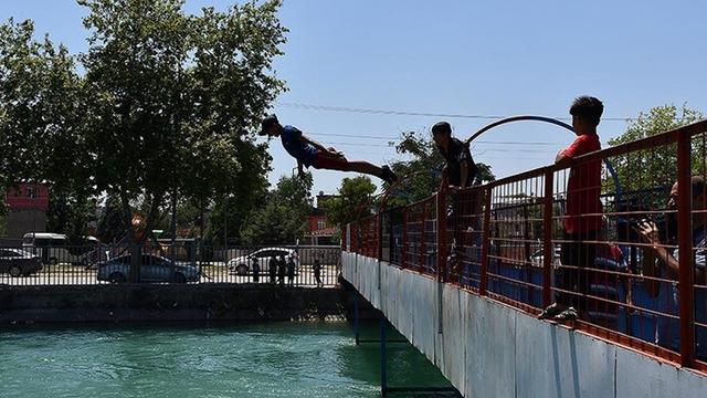 Adana kavruluyor: Hissedilen sıcaklık 50 dereceyi aştı, Rekorlar kırılıyor!