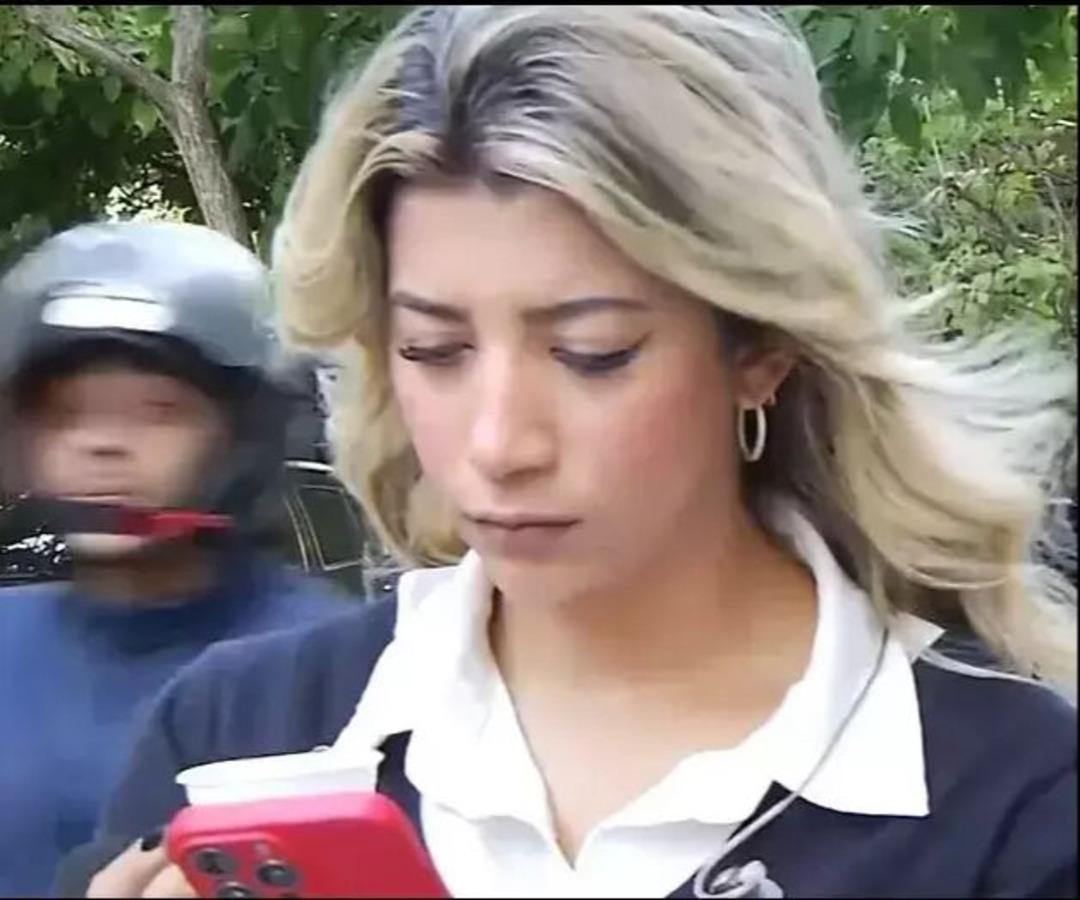 Canlı yayında muhabir hayatının şokunu yaşadı! Telefonunu kapıp kaçtı! O anlar kamerada... 1