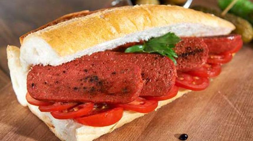 Ma&ccedil;a gelene sucuk ekmek bedava