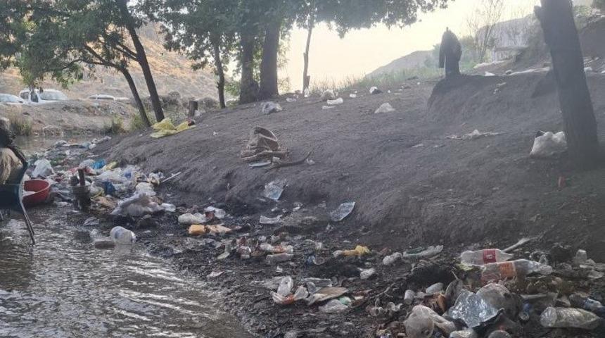 Piknik alanı çöplüğe döndü