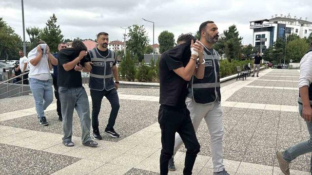 Eğlence mekanından 200 bin liralık alkol çaldılar: "Hepsini içtik" 1